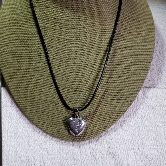 Silvertone decorative heart ♥ pendant on black cord necklace - Picture 1 of 4